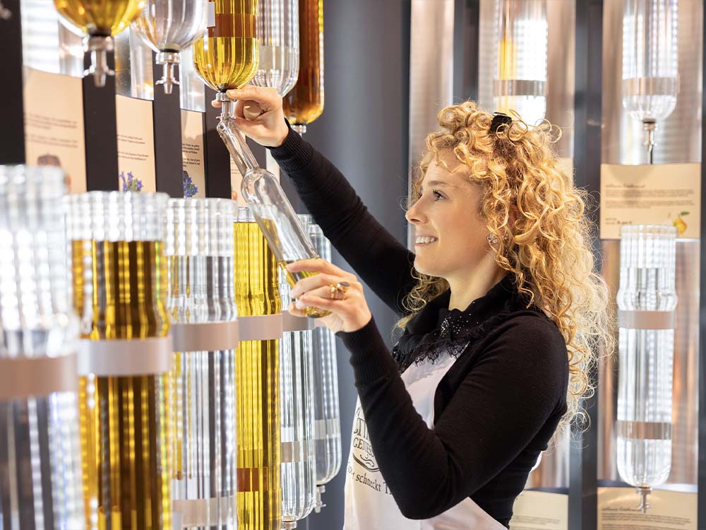 Frische Handabfüllung in Tirol Geniessen Shop in Sölden