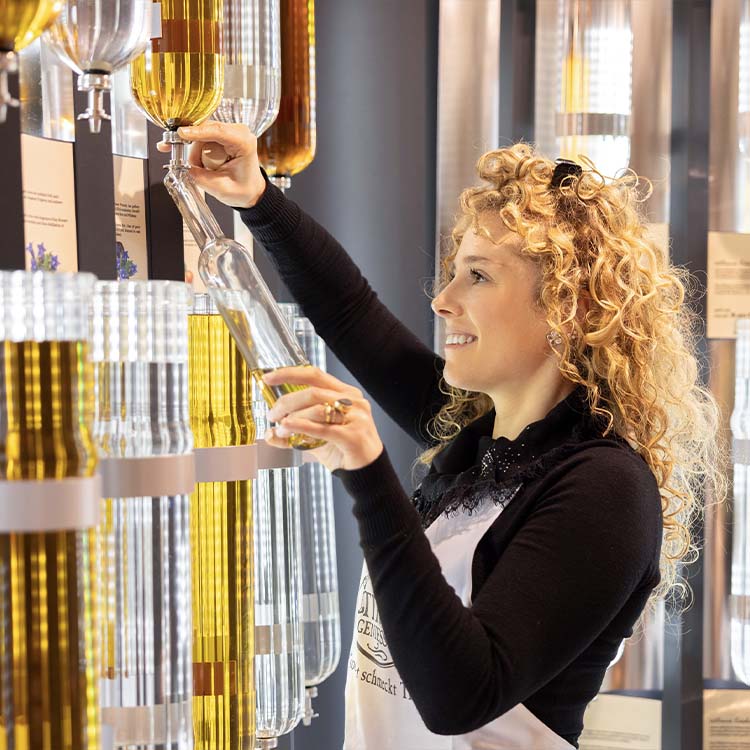 Frische Handabfüllung in Tirol Geniessen Shop in Sölden