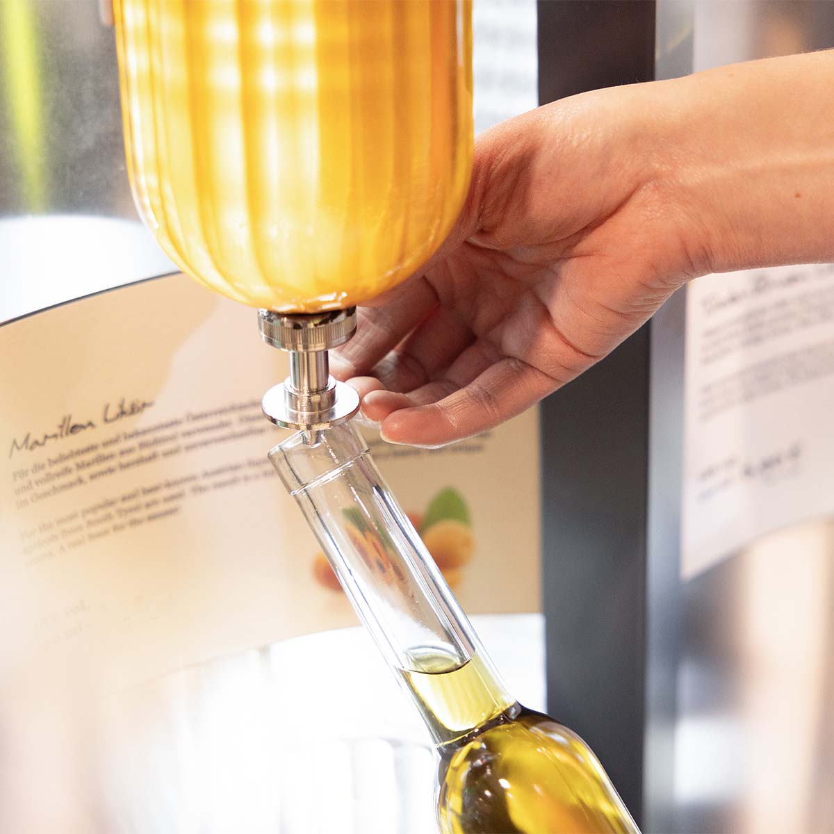Handabfüllung Flasche wird von Hand abgefüllt