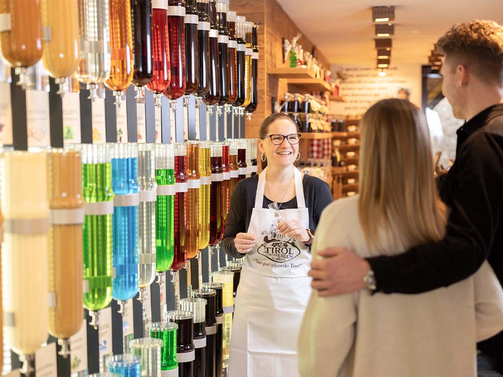 Schnaps Verkostung in Tirol Geniessen Shop in Serfaus