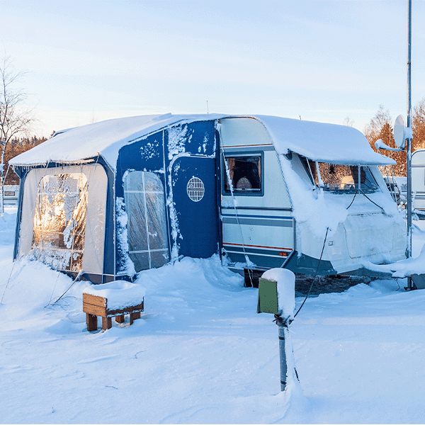 Verschneiter Campingwagen in Tirol