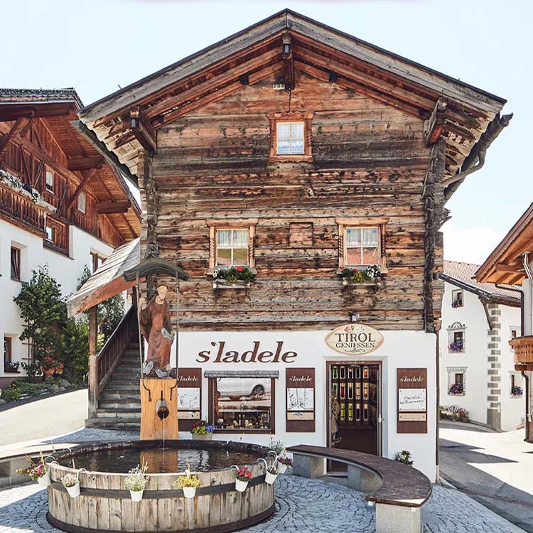 Eingang von Tirol Geniessen Shop in Serfaus