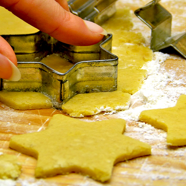 Weihnachtskekse backen