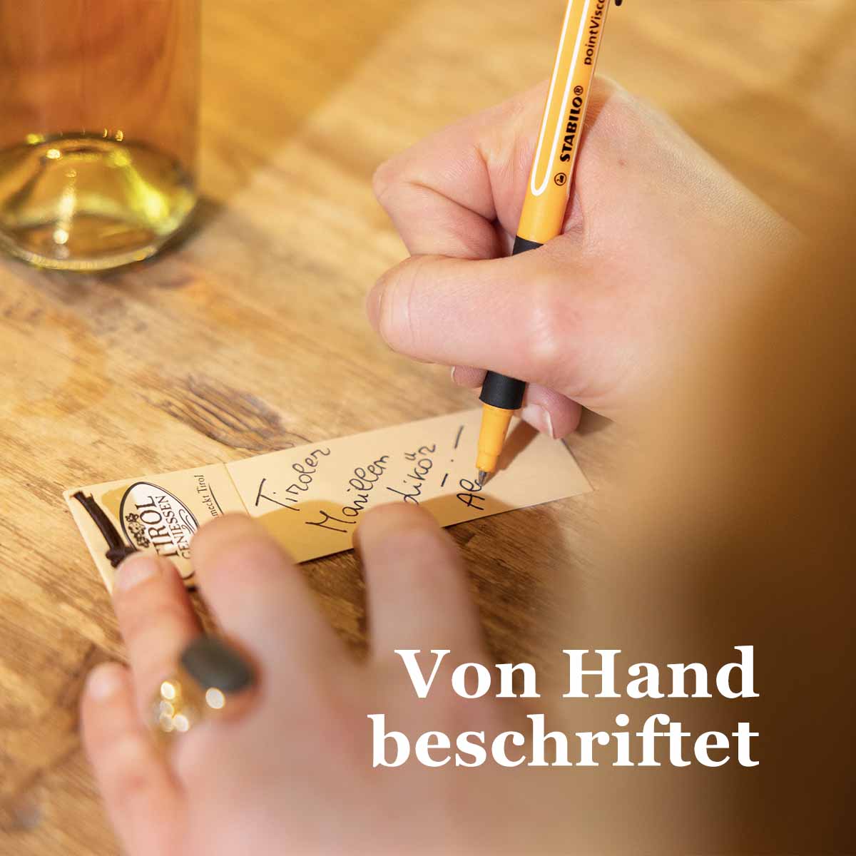 Von Hand beschriftete Geschenkflasche von Tirol Geniessen