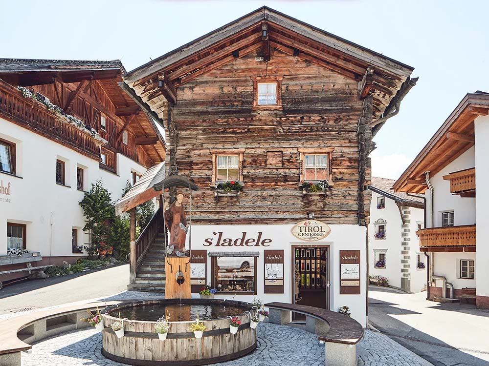 Eingang von Tirol Geniessen Shop in Serfaus