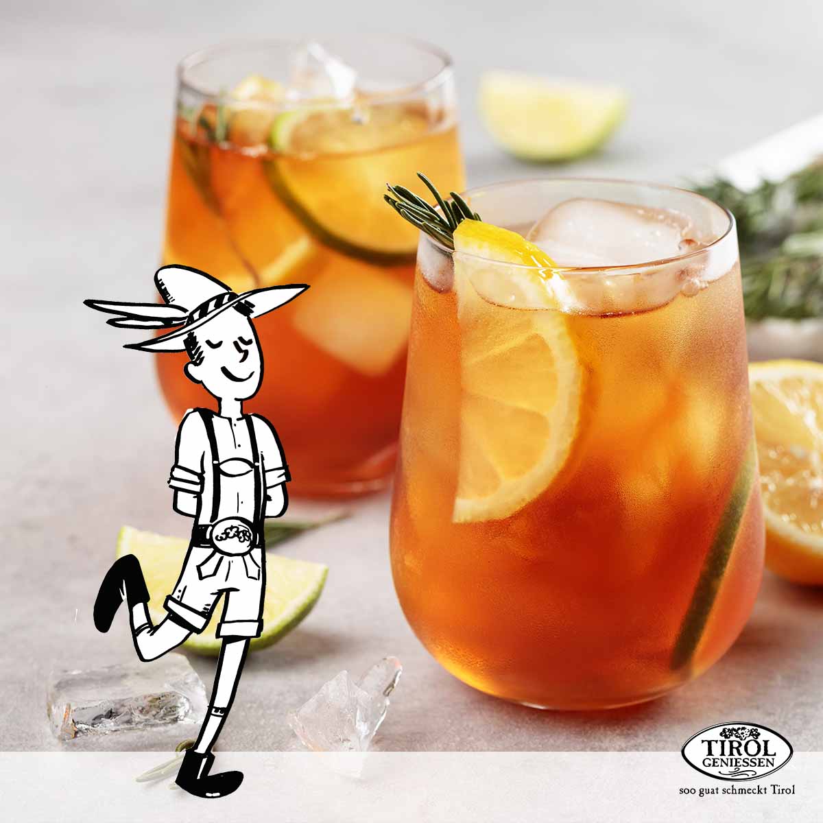 Zirben Kräuter Cocktail im Glas mit Eis, Zitrone und Limette