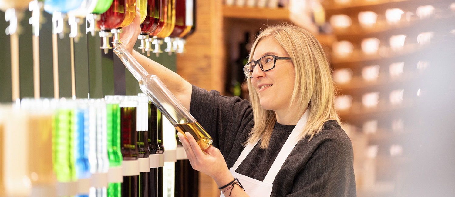 Frische Handabfüllung Frau füllt eine Flasche mit der Hand ab