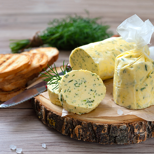 Wie macht man Kräuterbutter selbst?
