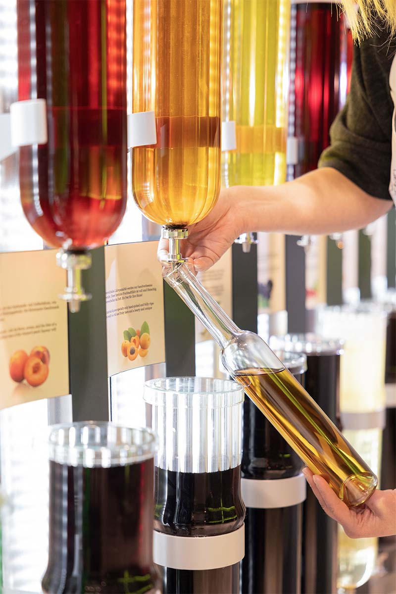 Frische Handabfüllung in Tirol Geniessen Shop in Serfaus