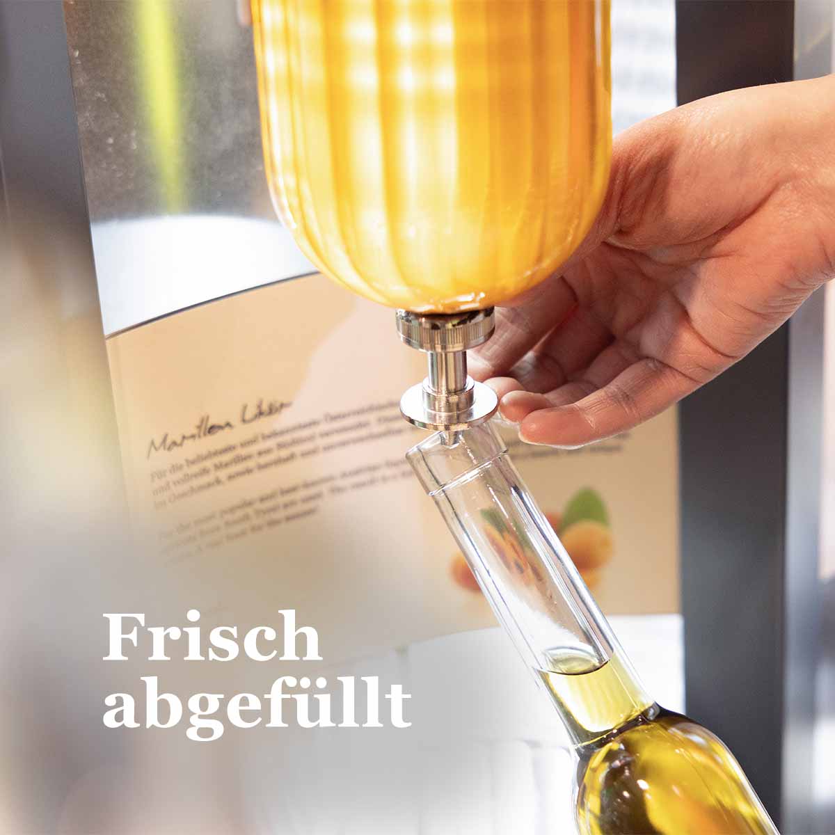 Frische Handabfüllung in Likör Geschenkflasche von Tirol Geniessen