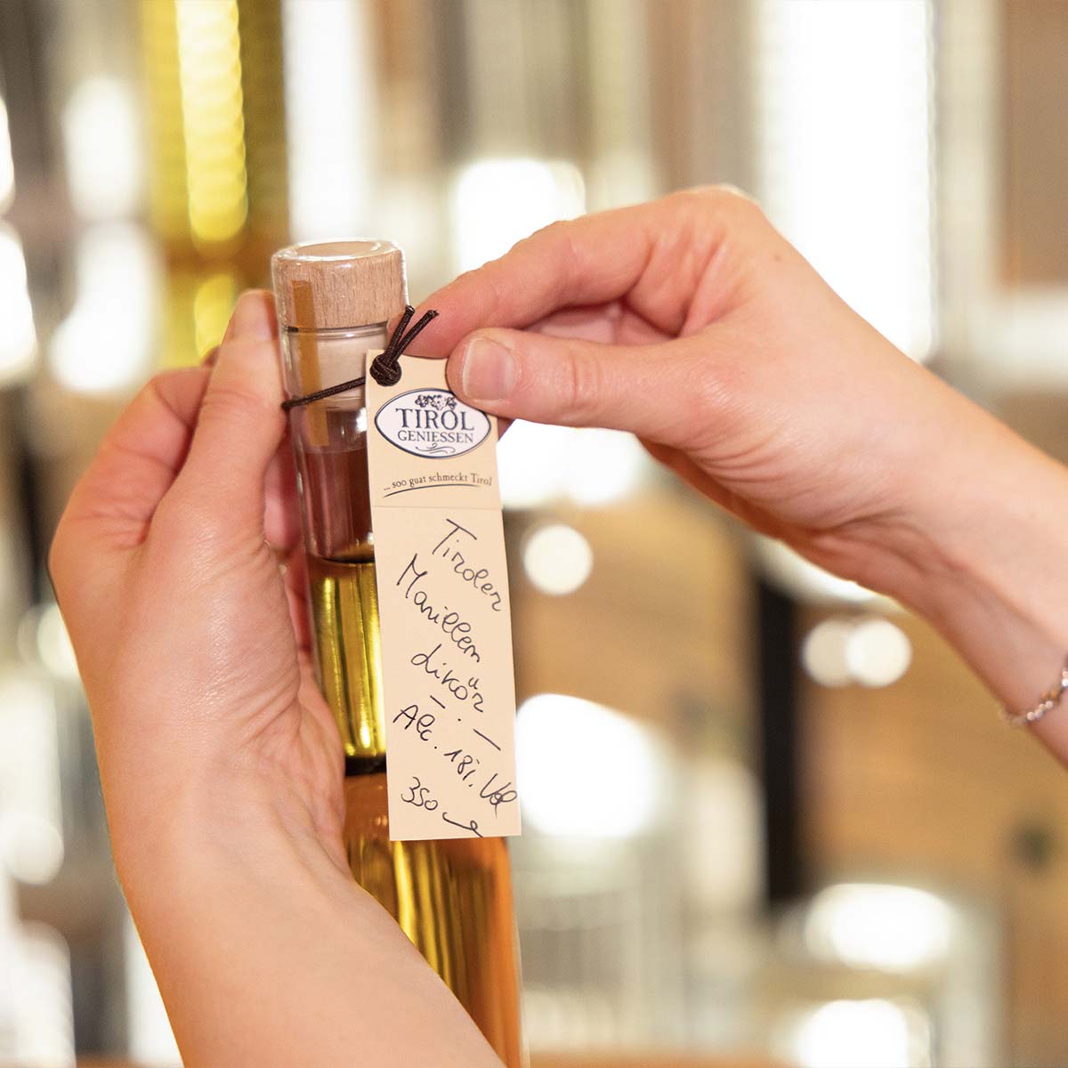 Etikettierung Flasche wird von Hand etikettiert