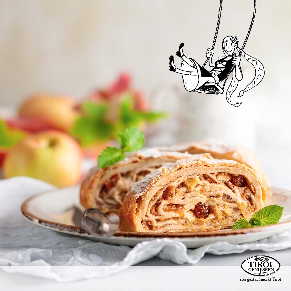 Tiroler Apfelstrudel mit Rosinen serviert auf einem Dessertteller