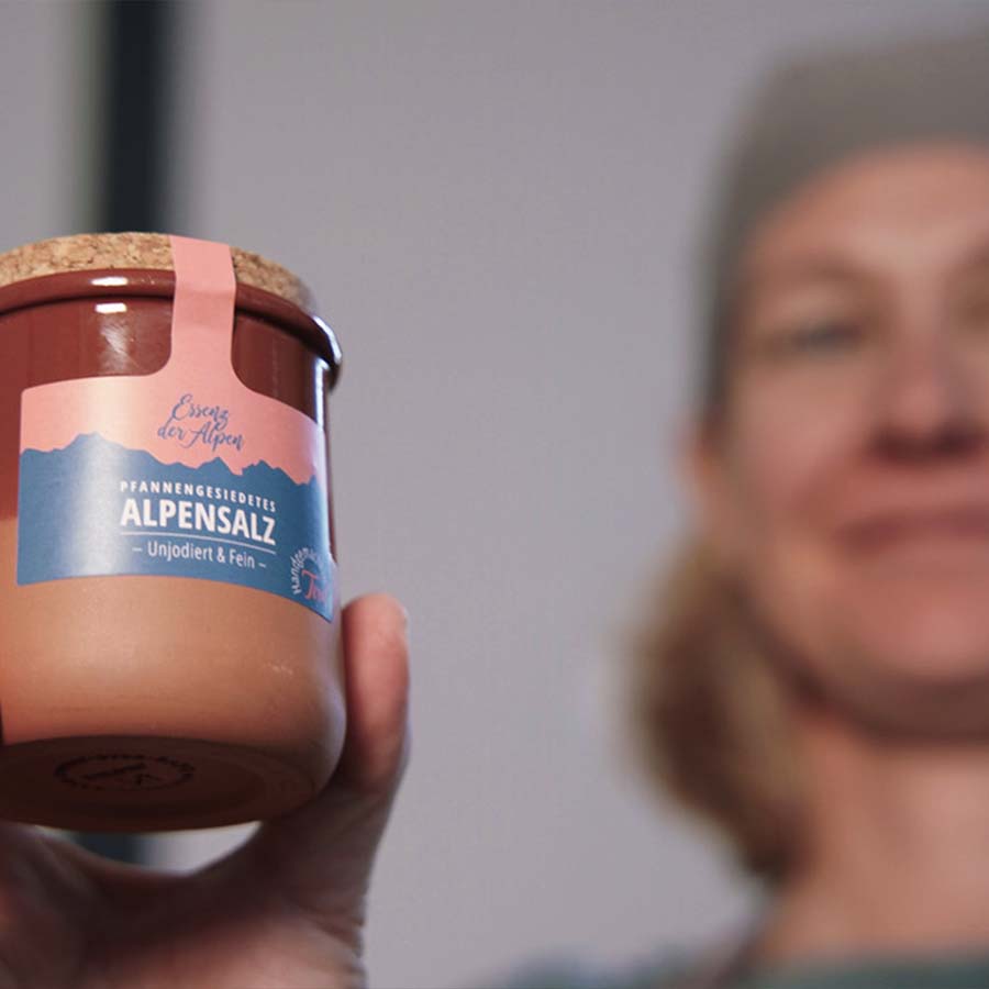 Johanna Jenewein von der Tiroler Genussmanufaktur Essenz der Alpen präsentiert ein Tontöpfchen mit pfannengesiedetem, unjodiertem Alpensalz.