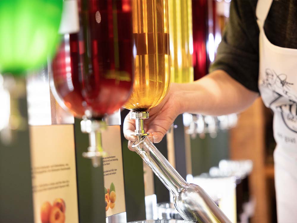 Frische Handabfüllung in Tirol Geniessen Shop in Serfaus